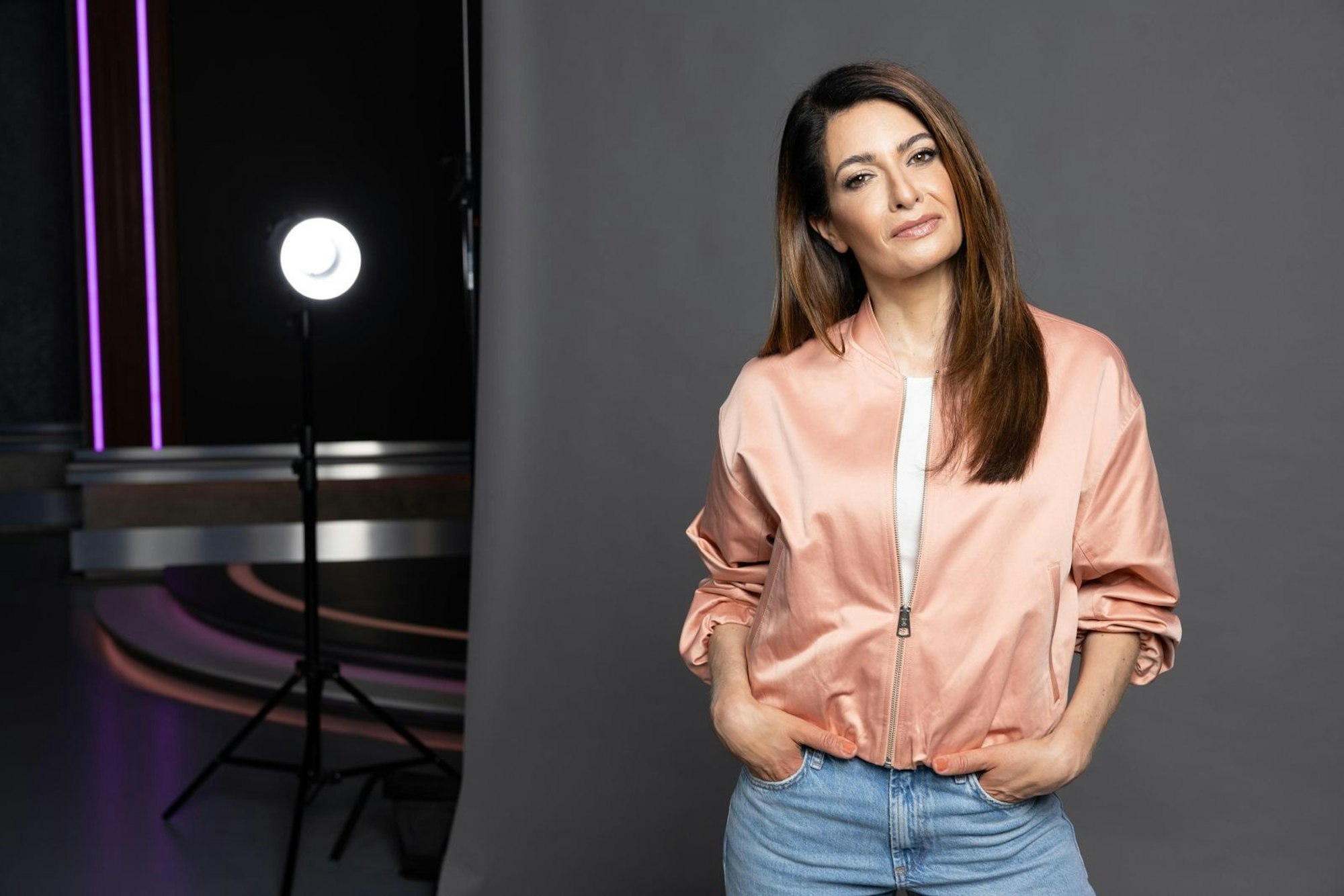 In „LINDA ZERVAKIS. Dumm, dümmer, Deutschland? Raus aus der Bildungskrise!“ schaut sich die Journalistin neue Schulkonzepte in Estland und in Baden-Württemberg an. (Bild: Joyn / Nadine Rupp)