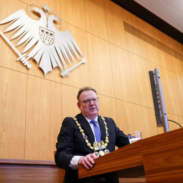 06.11.2025, Köln: Vereidigung des neuen Kölner Oberbürgermeisters Torsten Burmester (SPD) auf seiner ersten Ratssitzung durch Alterspräsident Ralph Sterck - Burmester hält seine erste Rede als OB. Foto: Thilo Schmülgen