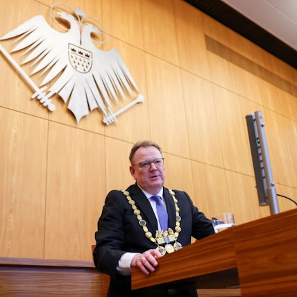 06.11.2025, Köln: Vereidigung des neuen Kölner Oberbürgermeisters Torsten Burmester (SPD) auf seiner ersten Ratssitzung durch Alterspräsident Ralph Sterck - Burmester hält seine erste Rede als OB. Foto: Thilo Schmülgen