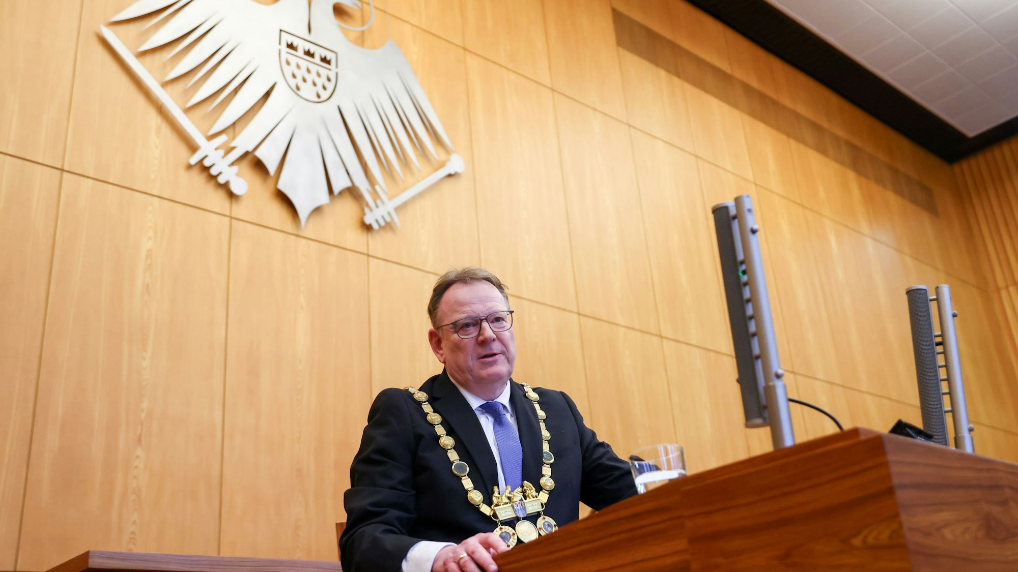 06.11.2025, Köln: Vereidigung des neuen Kölner Oberbürgermeisters Torsten Burmester (SPD) auf seiner ersten Ratssitzung durch Alterspräsident Ralph Sterck - Burmester hält seine erste Rede als OB. Foto: Thilo Schmülgen