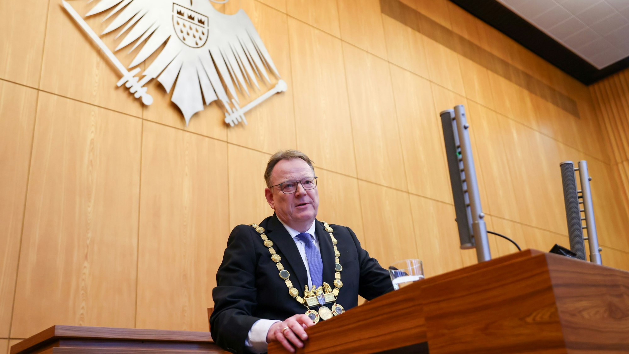06.11.2025, Köln: Vereidigung des neuen Kölner Oberbürgermeisters Torsten Burmester (SPD) auf seiner ersten Ratssitzung durch Alterspräsident Ralph Sterck - Burmester hält seine erste Rede als OB. Foto: Thilo Schmülgen