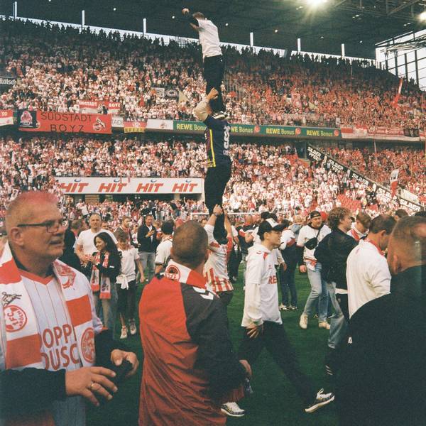 Der 1. FC Köln steigt wieder auf: Szene der Freude spielen sich im Rhein-Energie-Stadion ab. Hier sieht man einen Menschenturm: Einer hält zwei Personen, oben steht ein Kind.