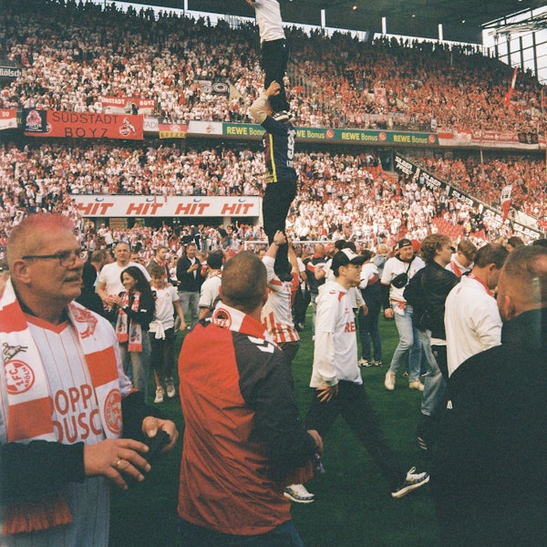 Der 1. FC Köln steigt wieder auf: Szene der Freude spielen sich im Rhein-Energie-Stadion ab. Hier sieht man einen Menschenturm: Einer hält zwei Personen, oben steht ein Kind.