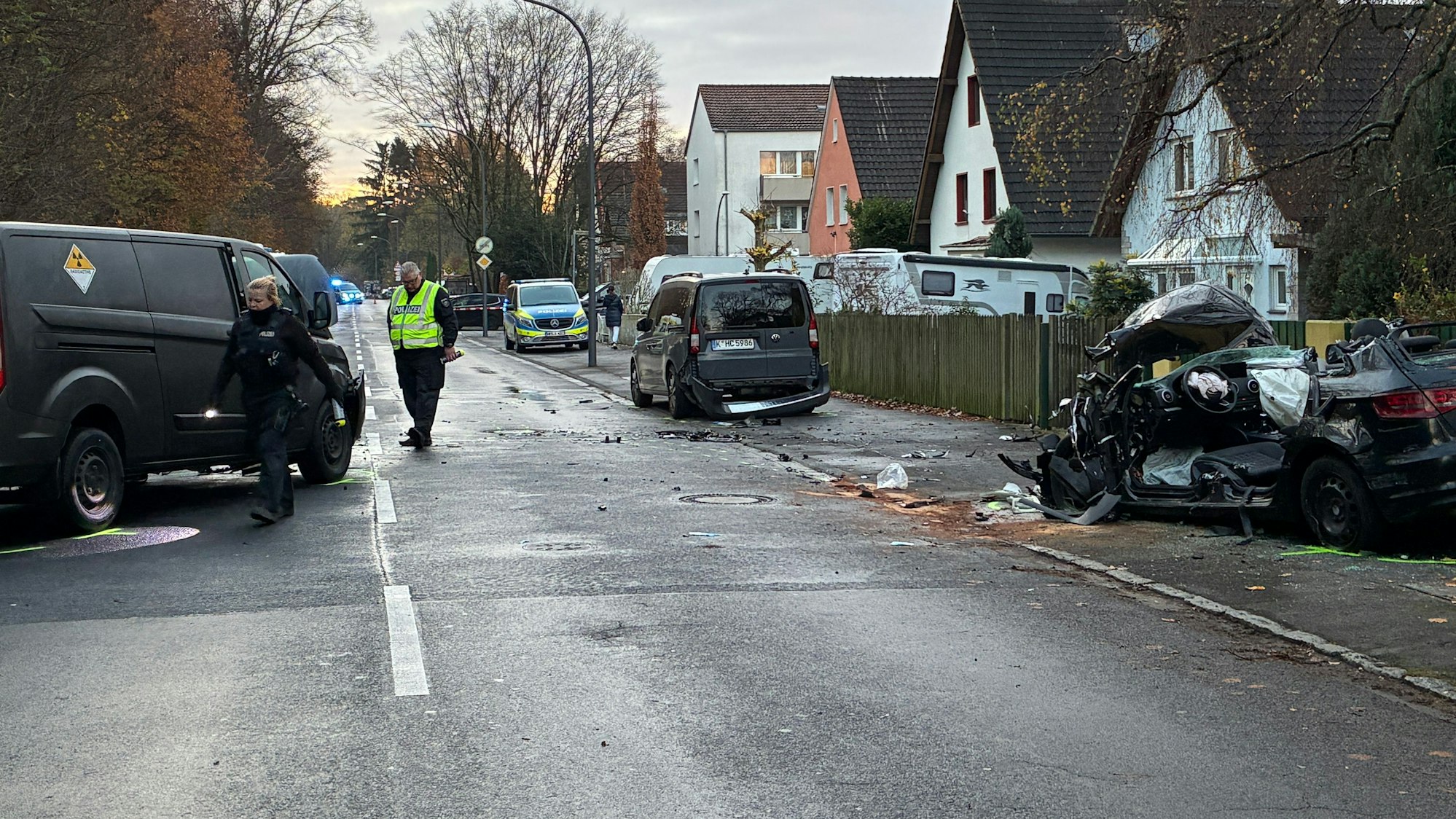 Die beiden Fahrer wurden bei dem Unfall in Köln-Dellbrück schwer verletzt.
