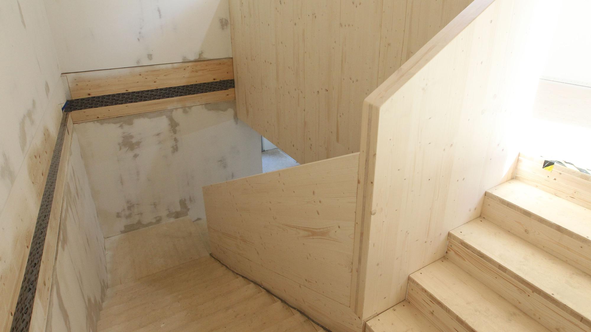 Das Treppenhaus ist komplett aus Holz gebaut worden.