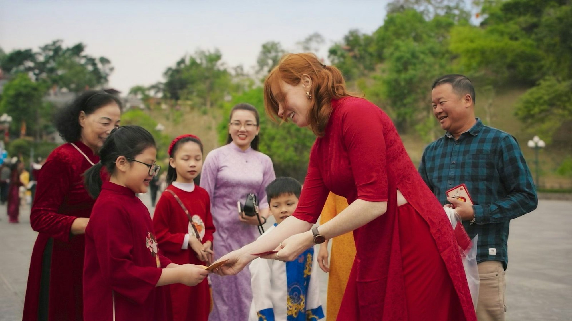 Traditionell gibt es in Vietnam etwas Geld für die Jüngeren zum neuen Jahr. Auch Hannah Fry nimmt an diesem Brauch teil. (Bild: Atomic Television)