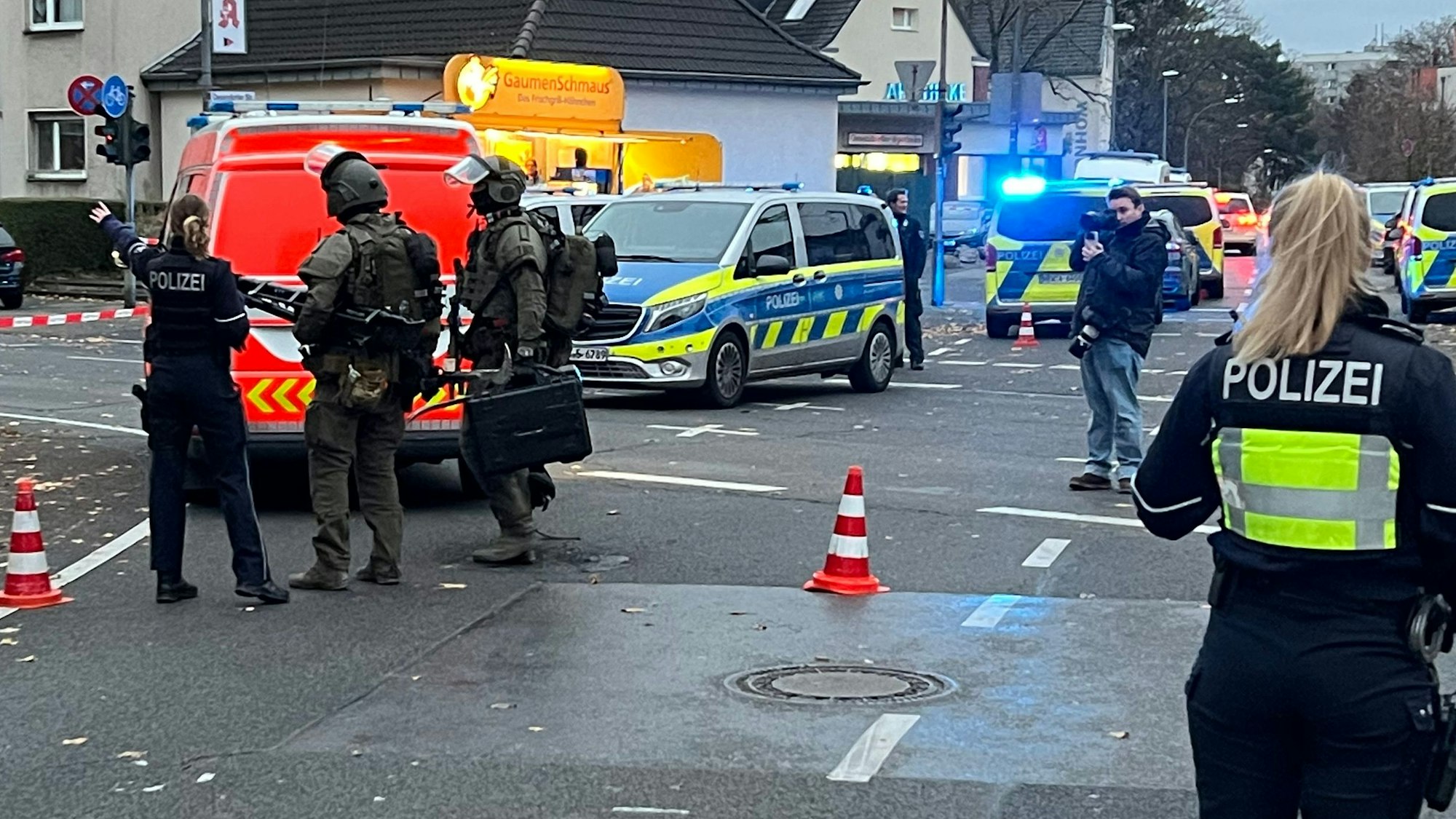Spezialeinsatzkräfte überwältigten nach Schüssen in Neuehrenfeld am Dienstag (18.11.) eine 46-jährige Hausbewohnerin.