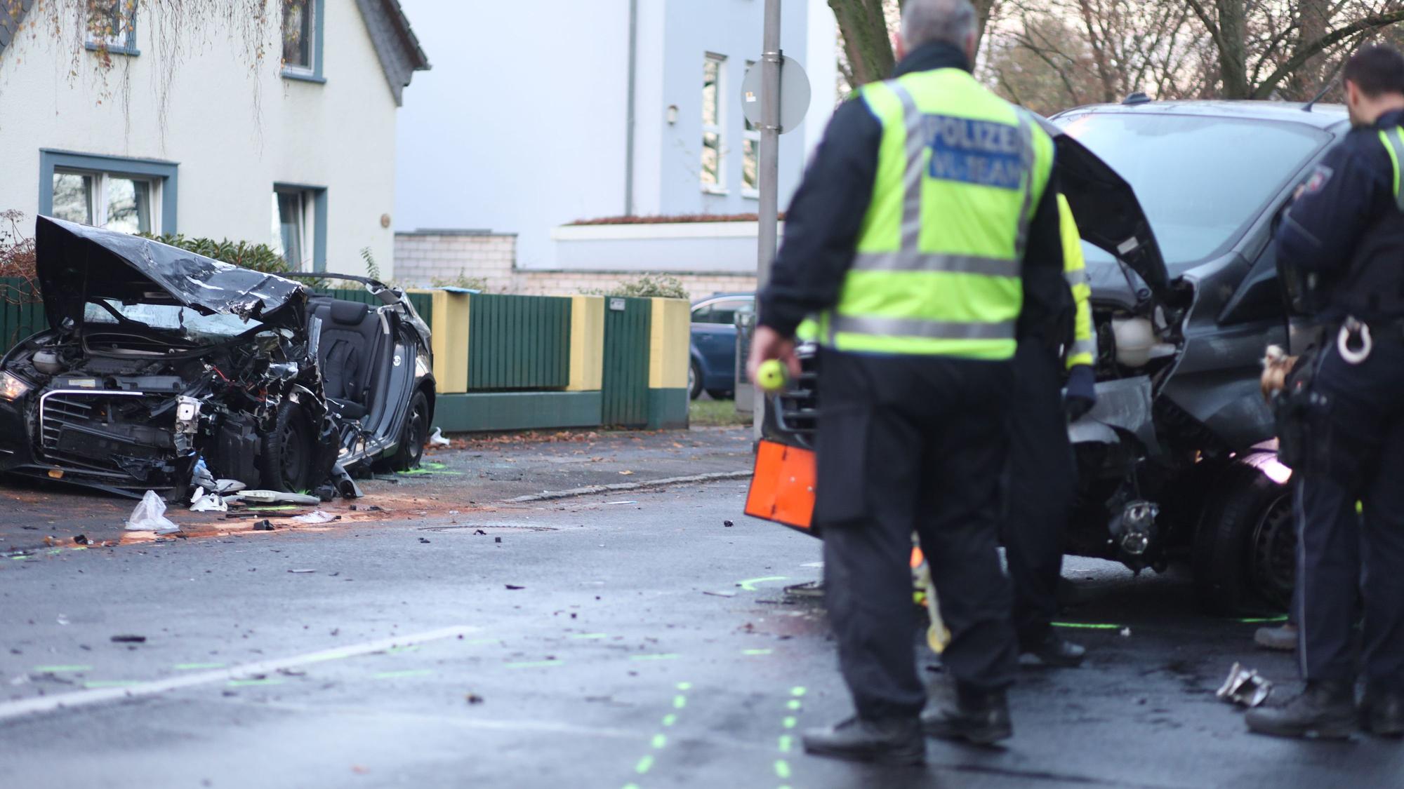 Der Fahrer des Audi musste schwerverletzt aus dem Fahrzeug befreit werden.