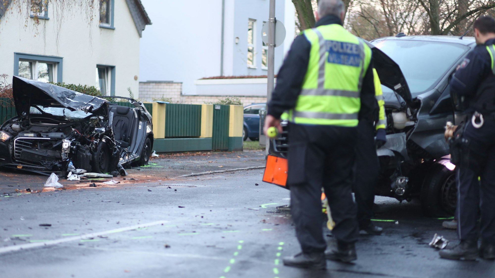 Der Fahrer des Audi musste schwerverletzt aus dem Fahrzeug befreit werden.