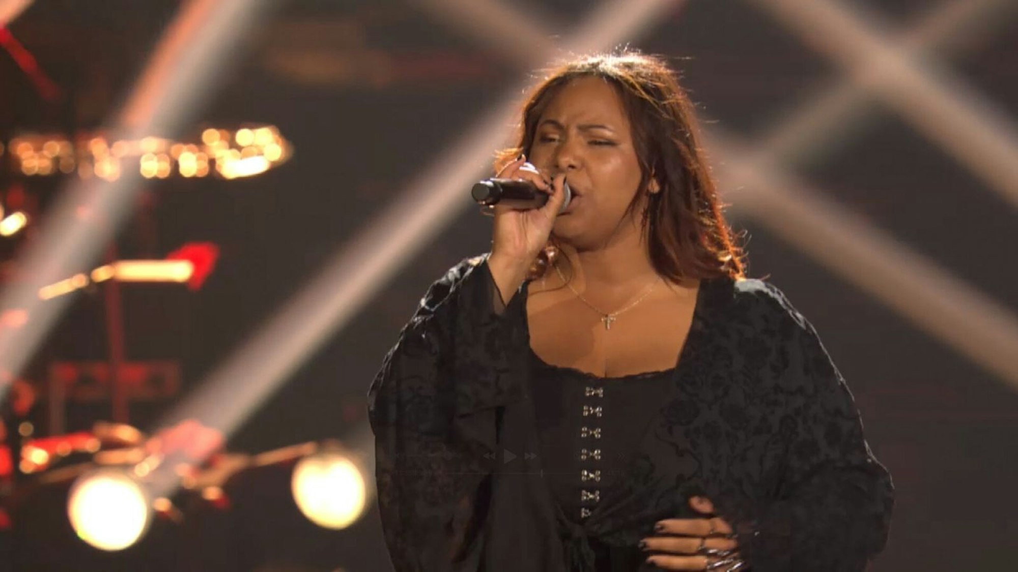 Lisa Asante sang (und gröhlte) sich ins Halbfinale. (Bild: Joyn)