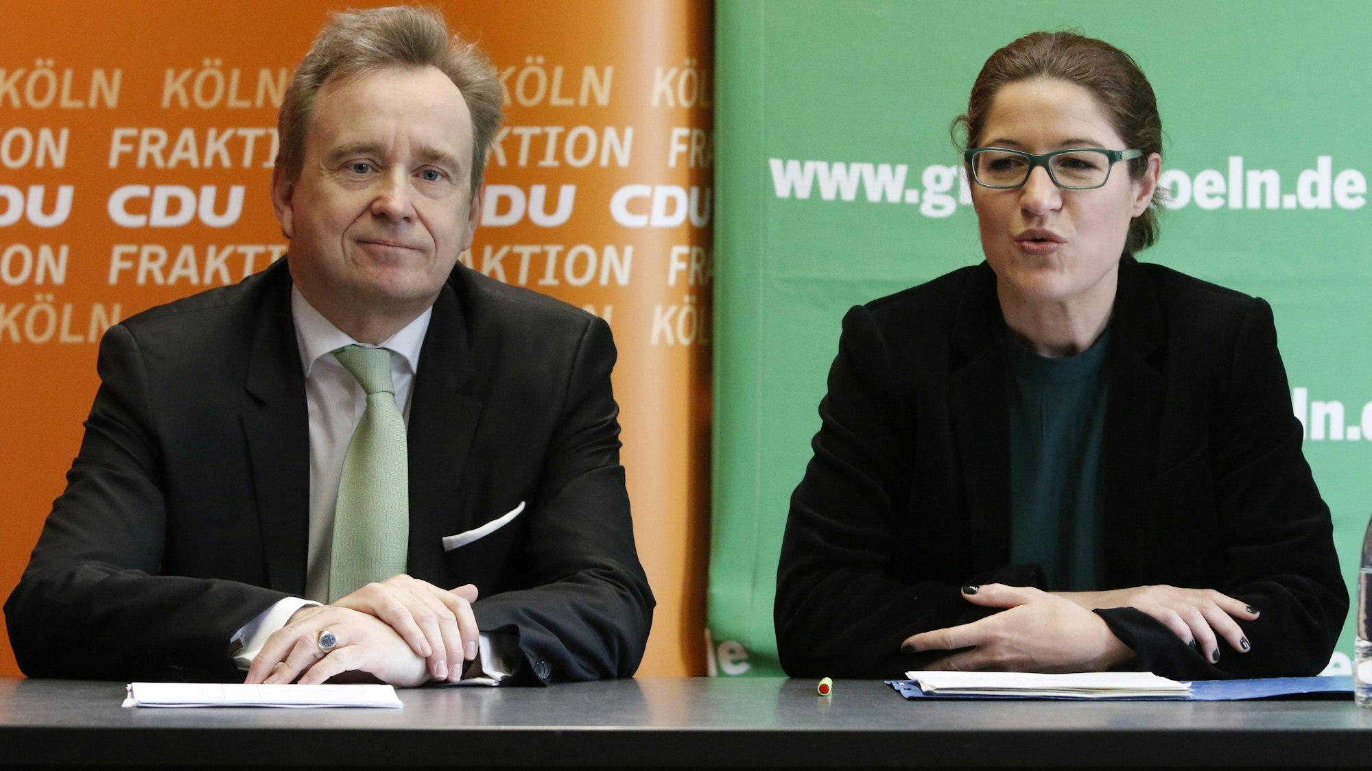 Das Bild zeigt den damaligen CDU-Fraktionschef Bernd Petelkau und Grünen-Parteichefin Kirsten Jahn, die vor zehn Jahren ein gemeinsames Ratsbündnis gegründet hatten. Foto: Michael Bause