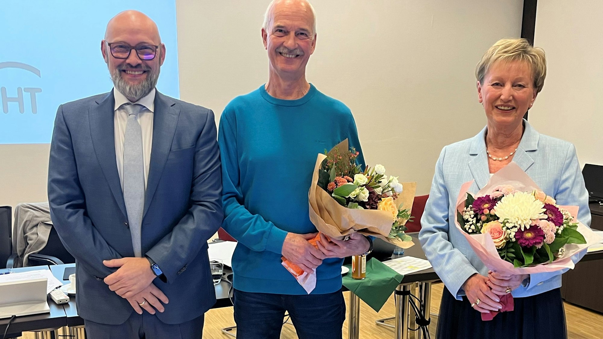 Nümbrechts Bürgermeister Thomas Hellbusch (links, CDU) und seine Stellvertreter Detlev Michalke (Mitte, GUD) und Gisa Hauschildt (rechts, CDU).