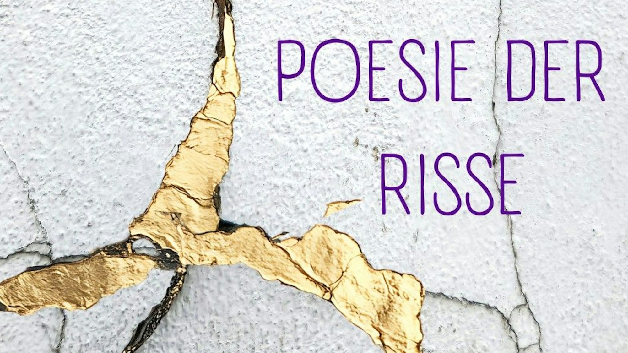 Das Bild zeigt vergoldete Risse in einer Fassade.