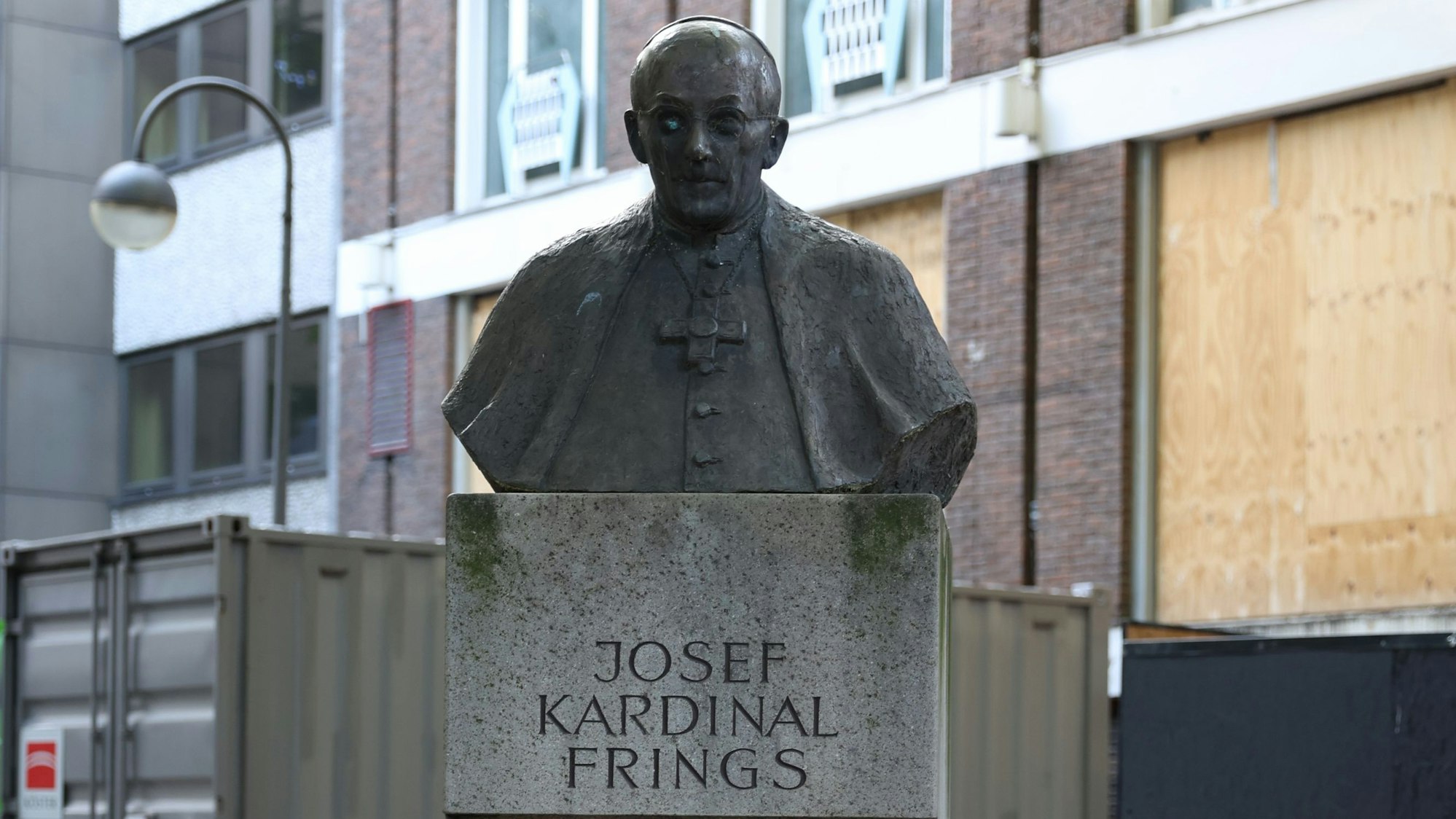 Das Bild zeigt das Denkmal für Kardinal Josef Frings.