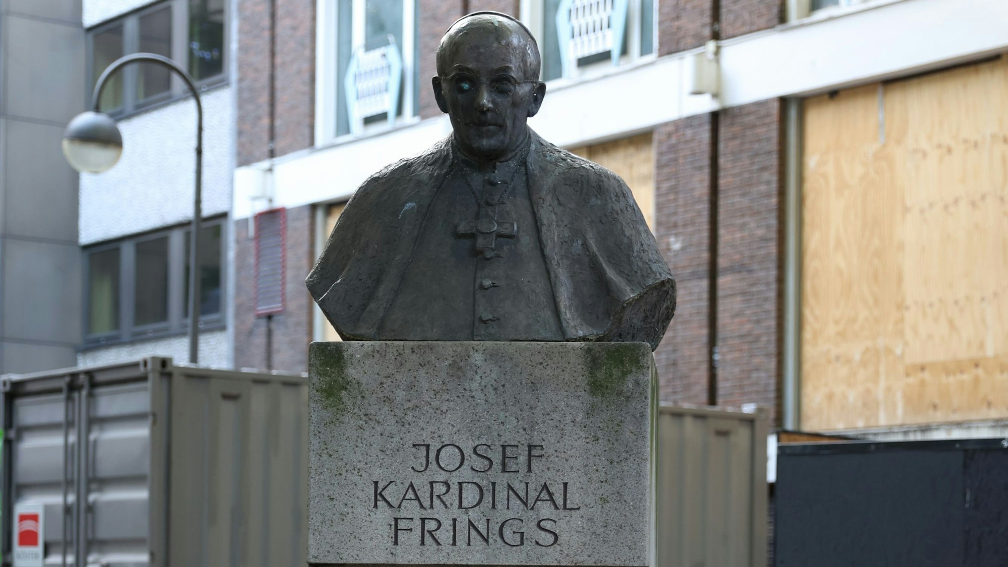 Das Bild zeigt das Denkmal für Kardinal Josef Frings.