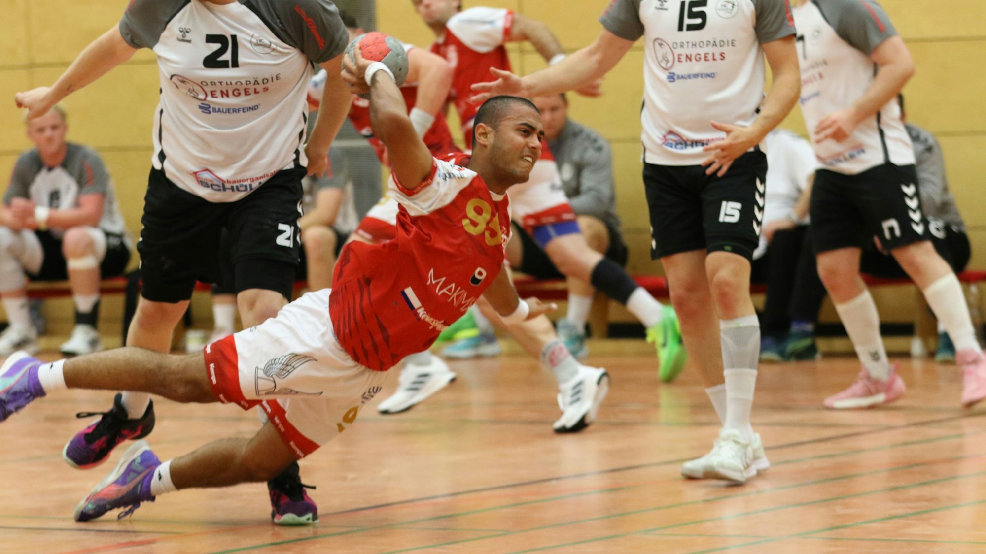 Salih Simsek wird von einem Spieler des HC Weiden II beim Wurf gefoult und holt einen Siebenmeter heraus.