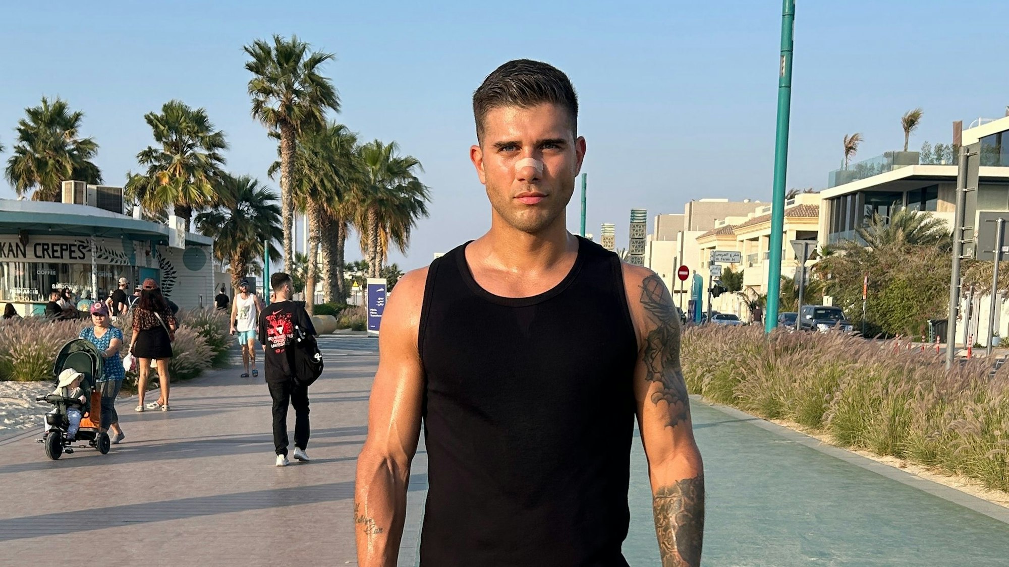 Der Leverkusener Hakan Kara in der Vorbereitung auf seinen 100-Kilometer-Lauf auf der Palmeninsel Dubais.