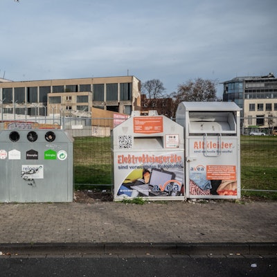 Altkleidercontainer (rechts) sollen bleiben, auch wenn sie manchen im Stadtbild stören.