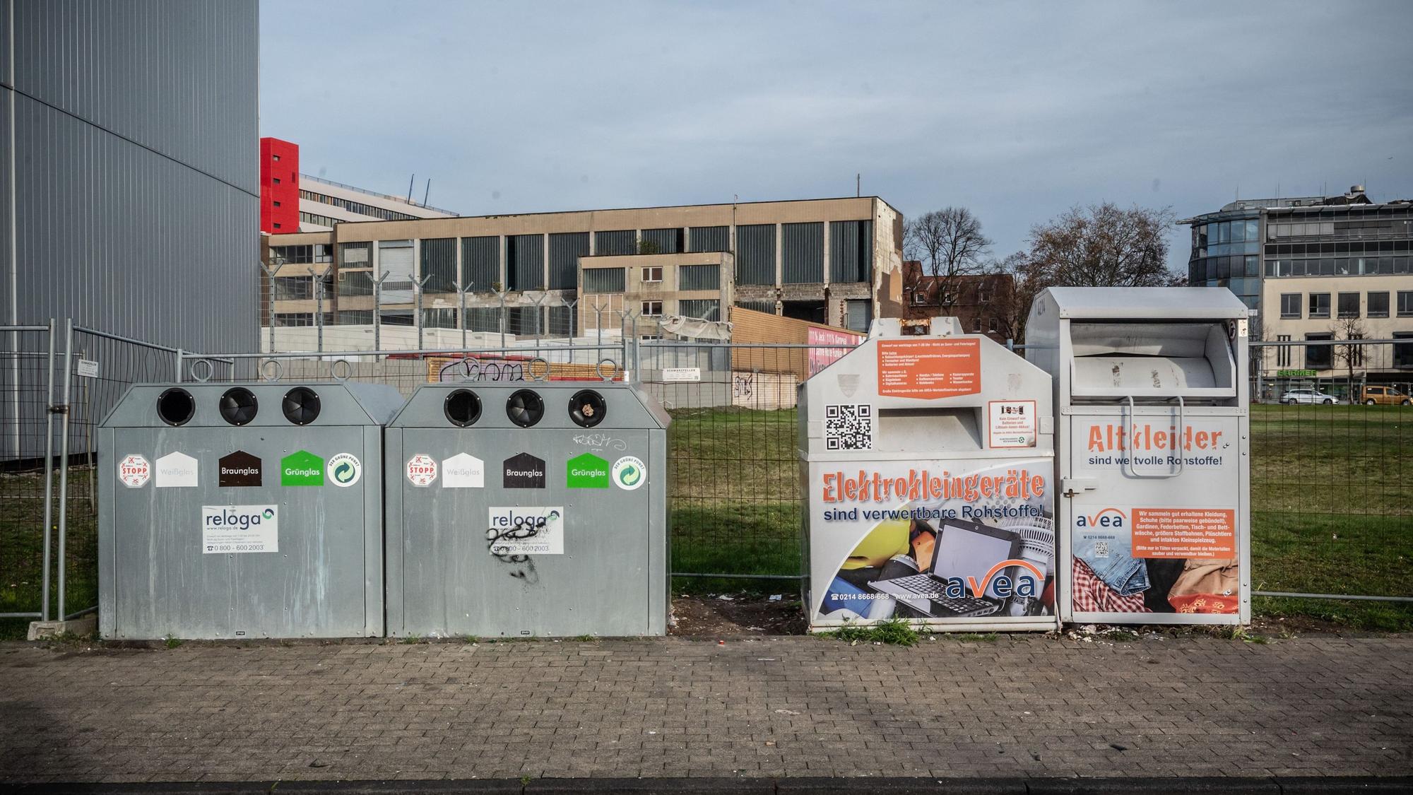 Altkleidercontainer (rechts) sollen bleiben, auch wenn sie manchen im Stadtbild stören.