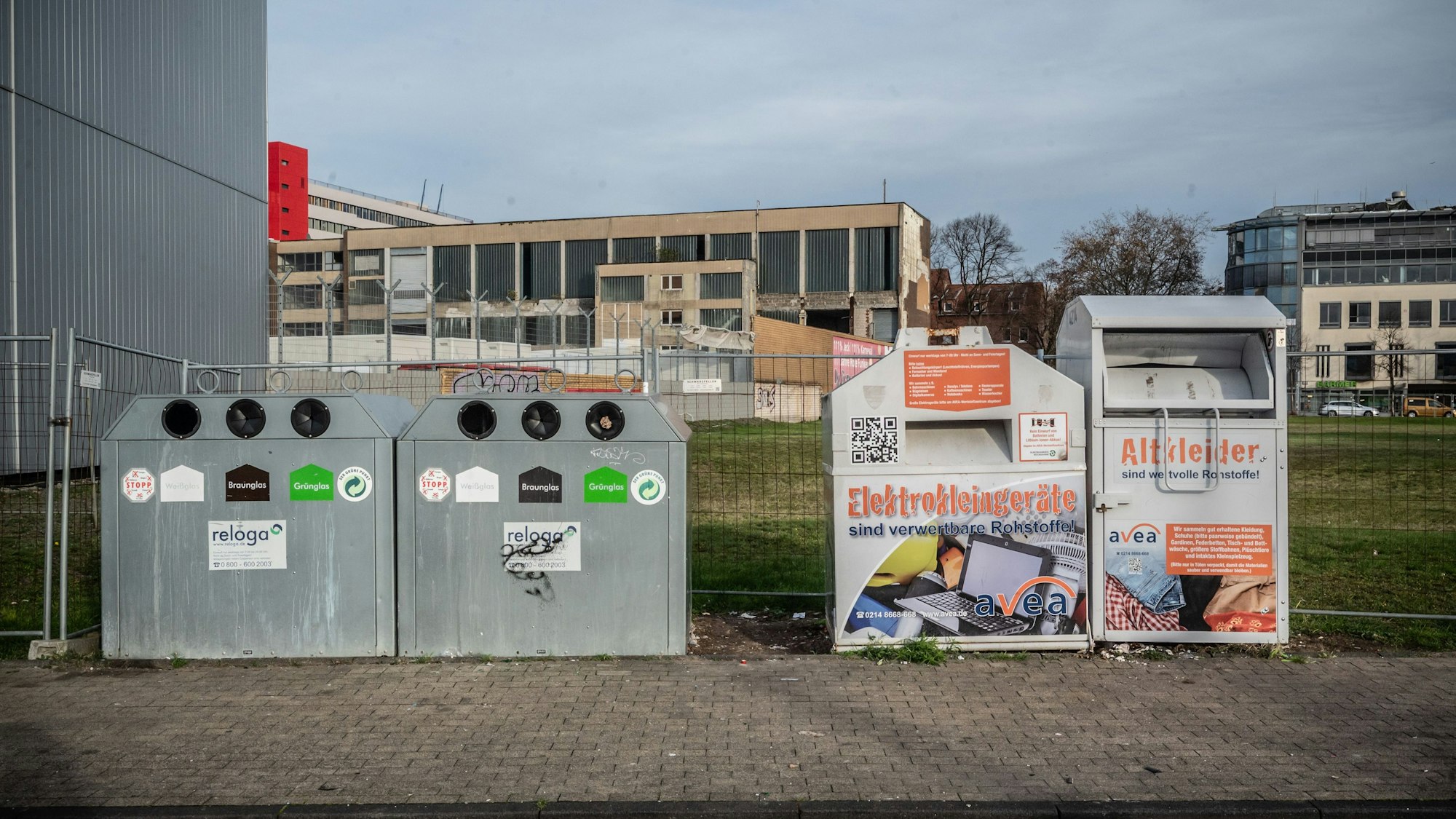 Altkleidercontainer (rechts) sollen bleiben, auch wenn sie manchen im Stadtbild stören.