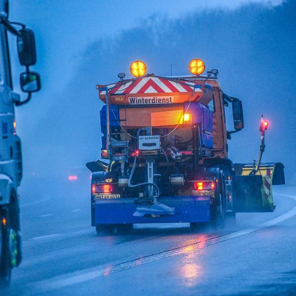 Ein Streufahrzeug vom Winterdienst ist auf der Autobahn unterwegs.