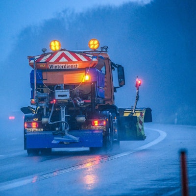 Ein Streufahrzeug vom Winterdienst ist auf der Autobahn unterwegs.