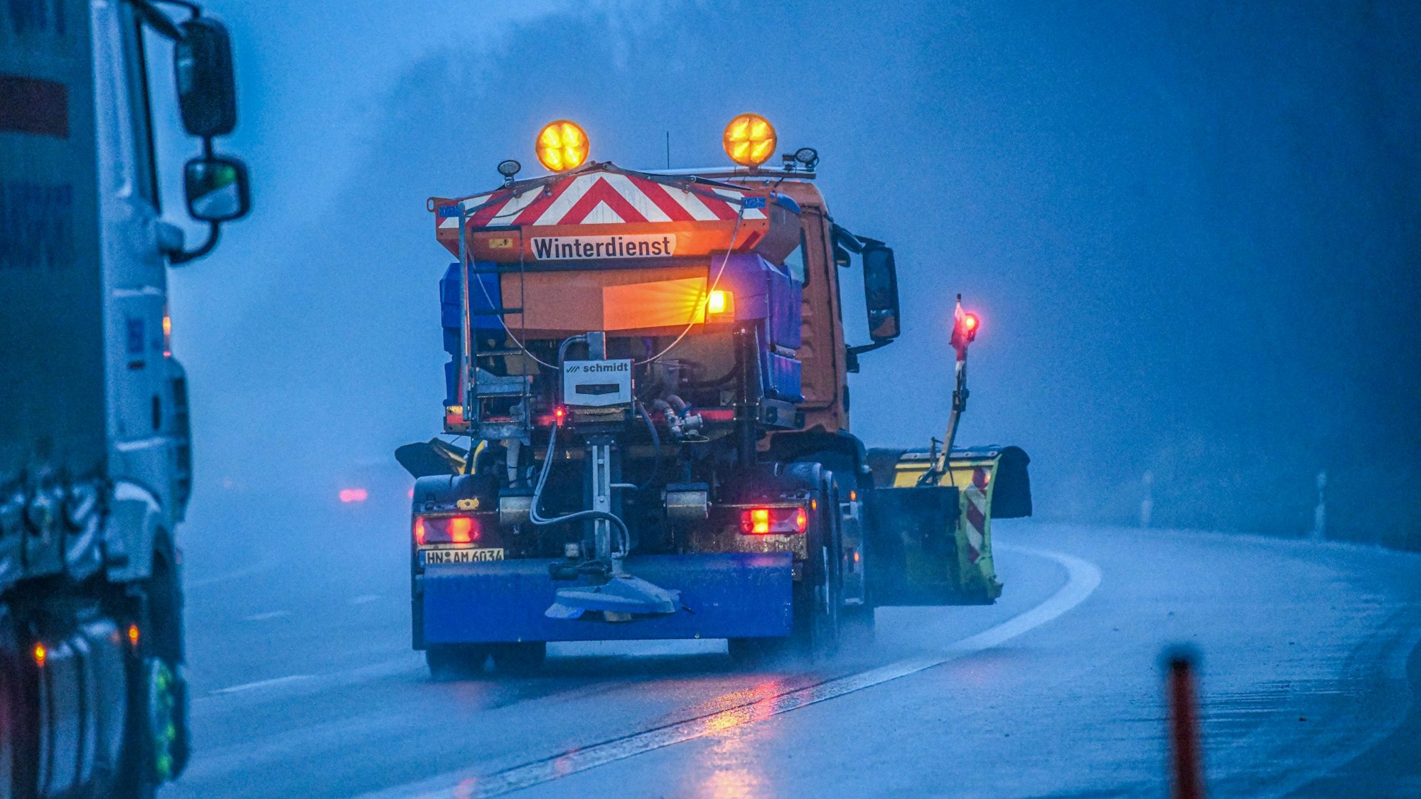 Ein Streufahrzeug vom Winterdienst ist auf der Autobahn unterwegs.