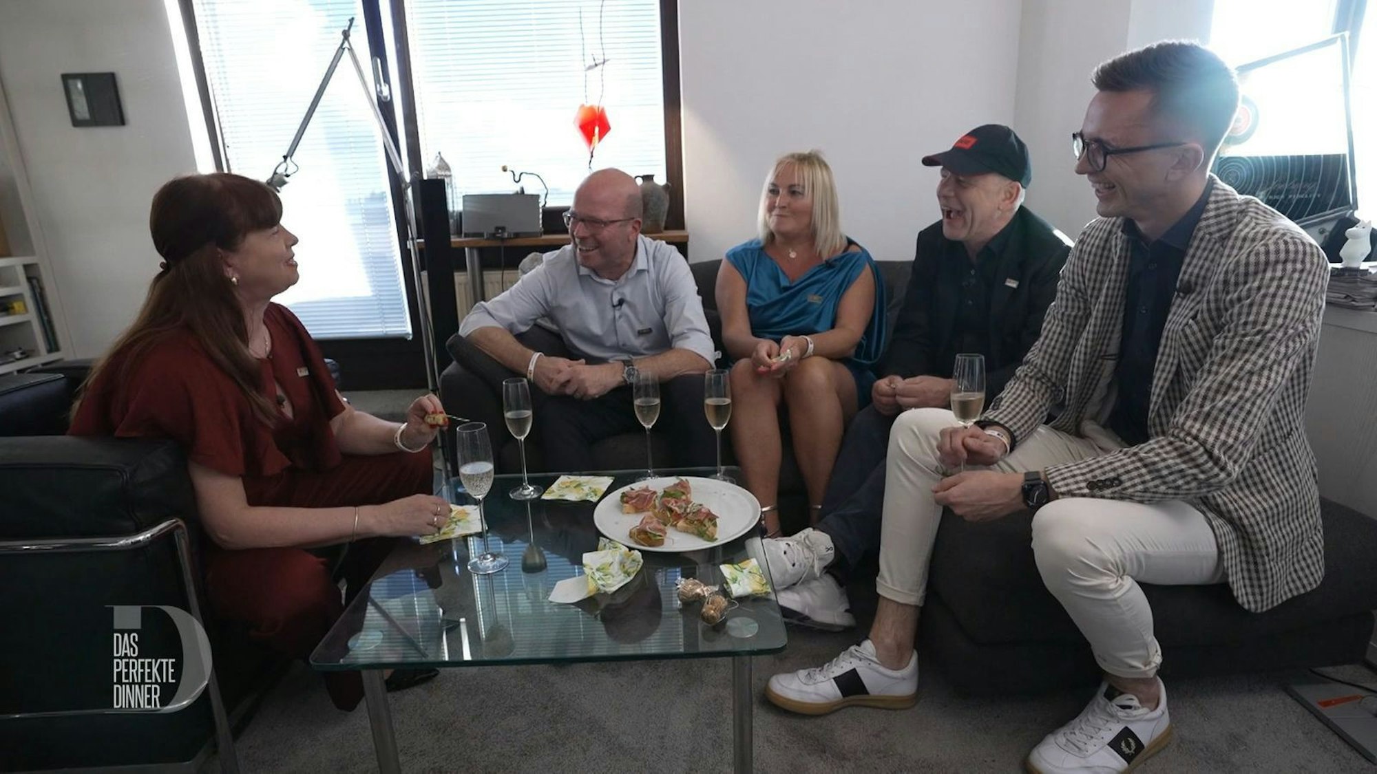 Am letzten Abend freuen sich alle, wieder vollzählig zu sein. Von links: Carola, Volker, Kinga, Andi und André.
(Bild: RTL)