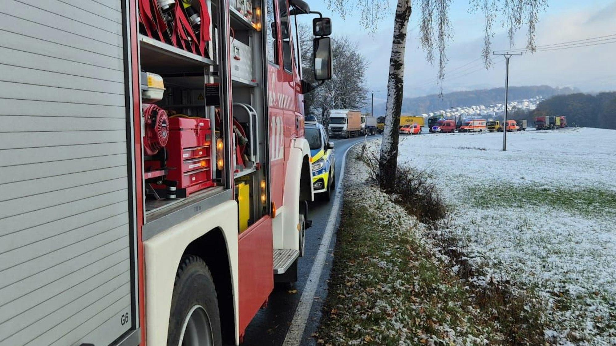 Aufgrund der Anzahl der verletzten Personen wurde eine sogenannte MANV-Lage ausgelöst, bei der neben dem Regelrettungsdienst auch weitere Rettungskräfte von Hilfsorganisationen zum Einsatzort alarmiert werden.