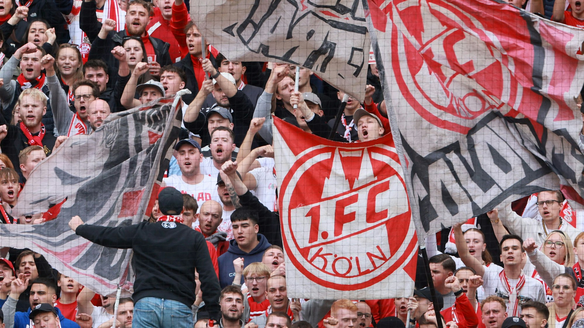 Fans des 1. FC Köln in der Südkurve.