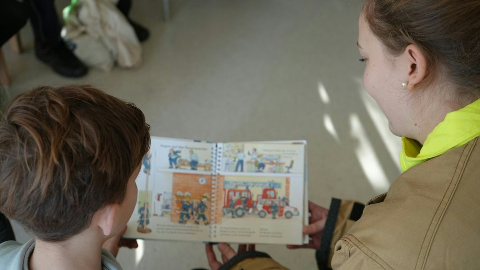 Die „Kölner Blaulichtfamilie“ liest Kindern im Krankenhaus vor.