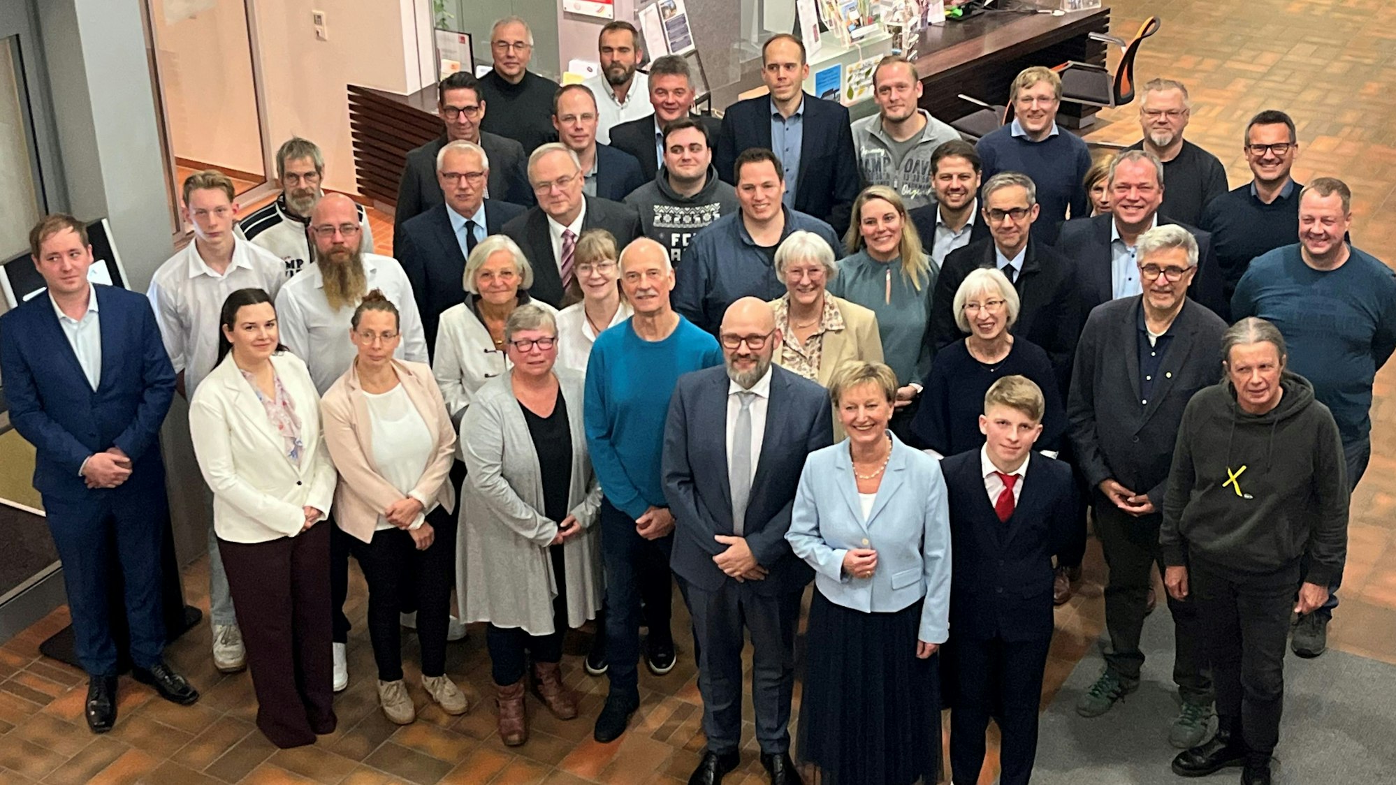 Das Foto zeigt den Nümbrechter Gemeinderat im Rathausfoyer am Tag der konstituierenden Sitzung.
