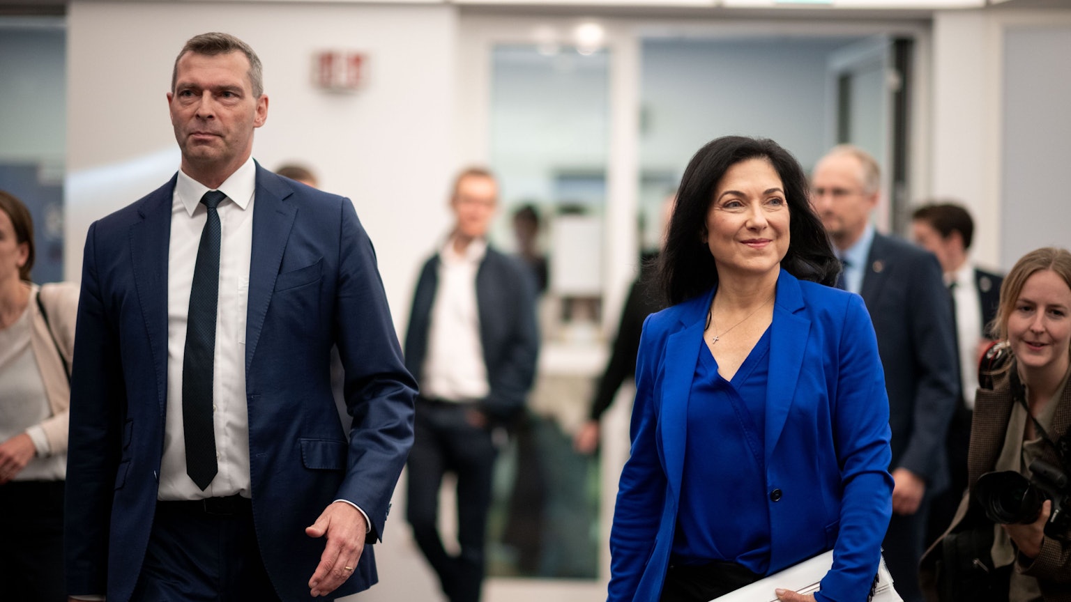 Markus Steilemann, CEO von Covestro, mit Bundeswirtschaftsministerin Katherina Reiche beim Besuch in Leverkusen am 31. Juli 2025
