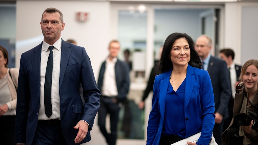 Markus Steilemann, CEO Covestro, und Katherina Reiche laufen durch den Showroom (l-r).