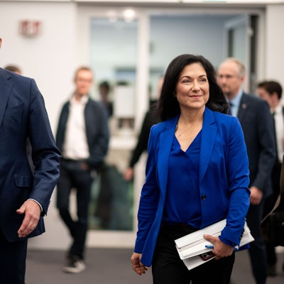 Markus Steilemann, CEO Covestro, und Katherina Reiche laufen durch den Showroom (l-r).