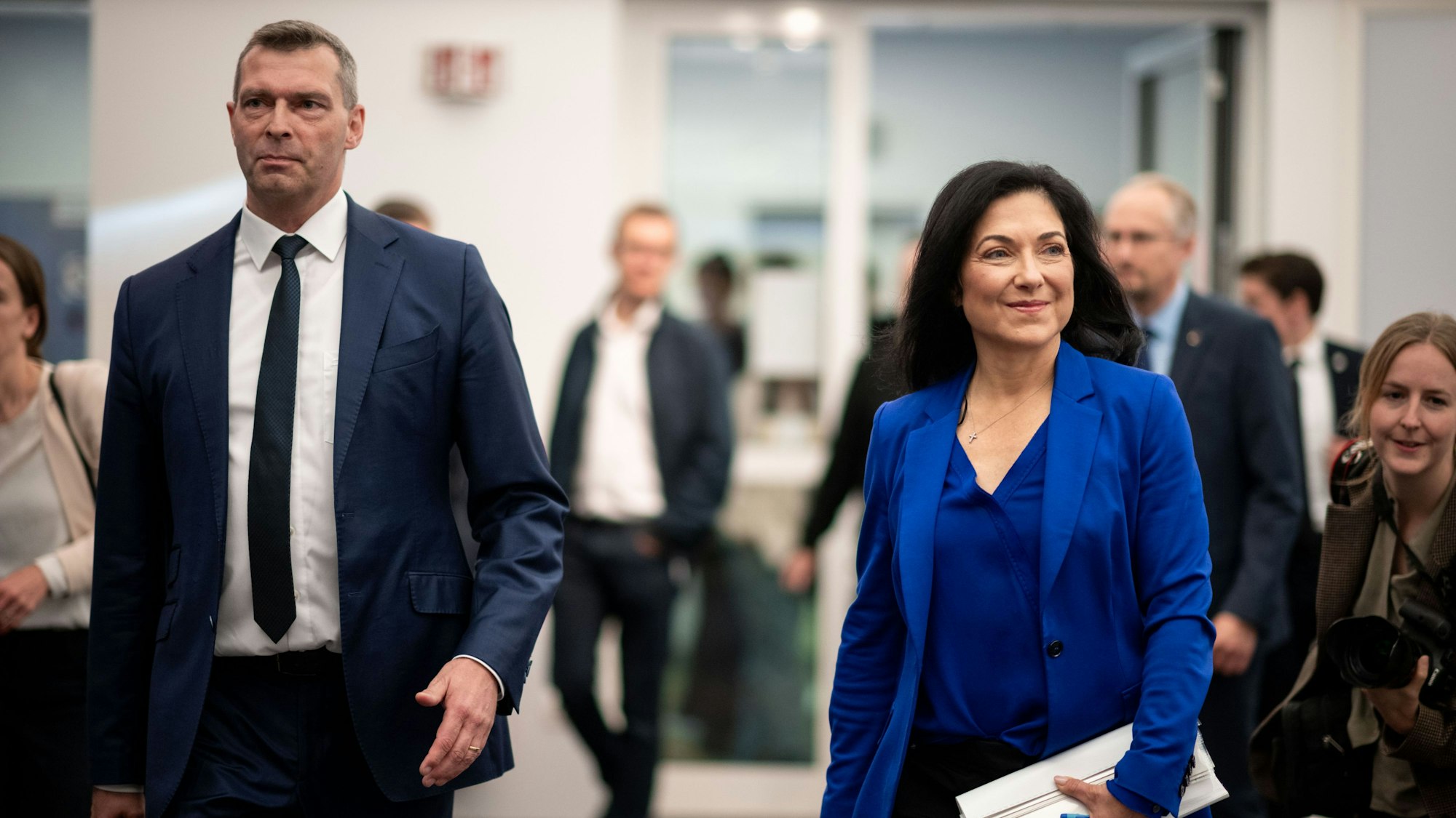 Markus Steilemann, CEO Covestro, und Katherina Reiche laufen durch den Showroom (l-r).