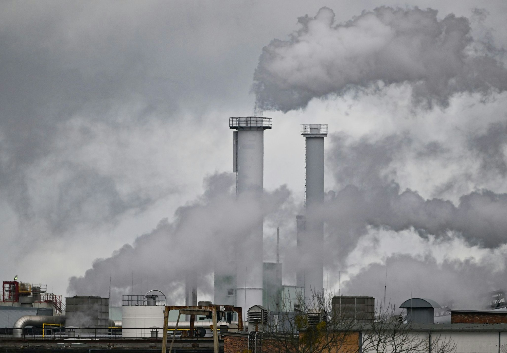 Rauchende Schlote - Im Qualm ist oft CO2 enthalten. (Archivbild)