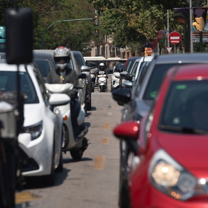 Im Zentrum Palmas gibt es seit Jahresbeginn eine Umweltzone, in die Urlauberautos mit ausländischem Kennzeichen - auch wenn sie schadstoffarm oder sogar elektrisch sind - nicht einfahren dürfen. (Archivbild)