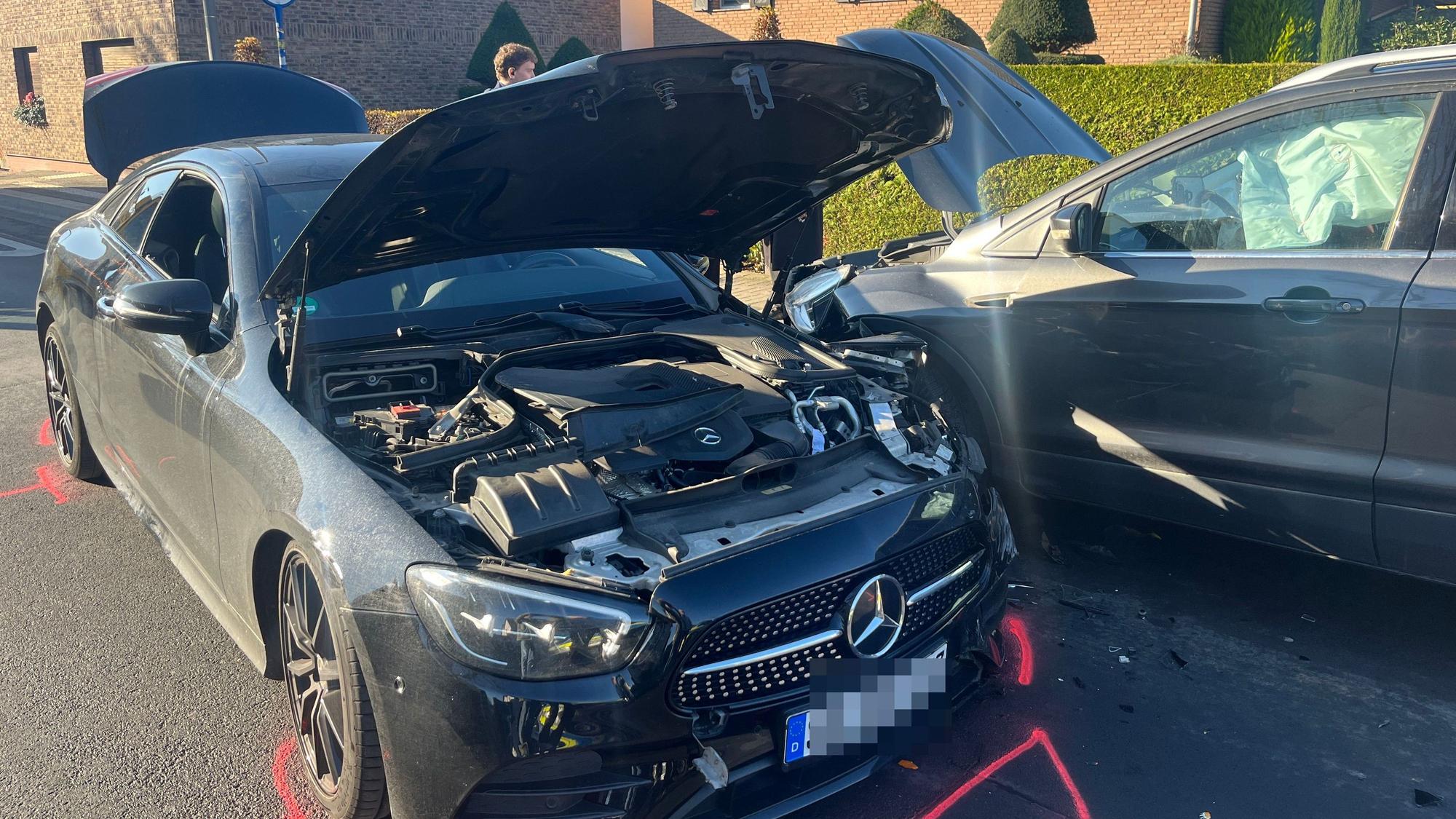 Auf der Oberstraße in Troisdorf-Bergheim sind zwei Autos frontal zusammengestoßen.