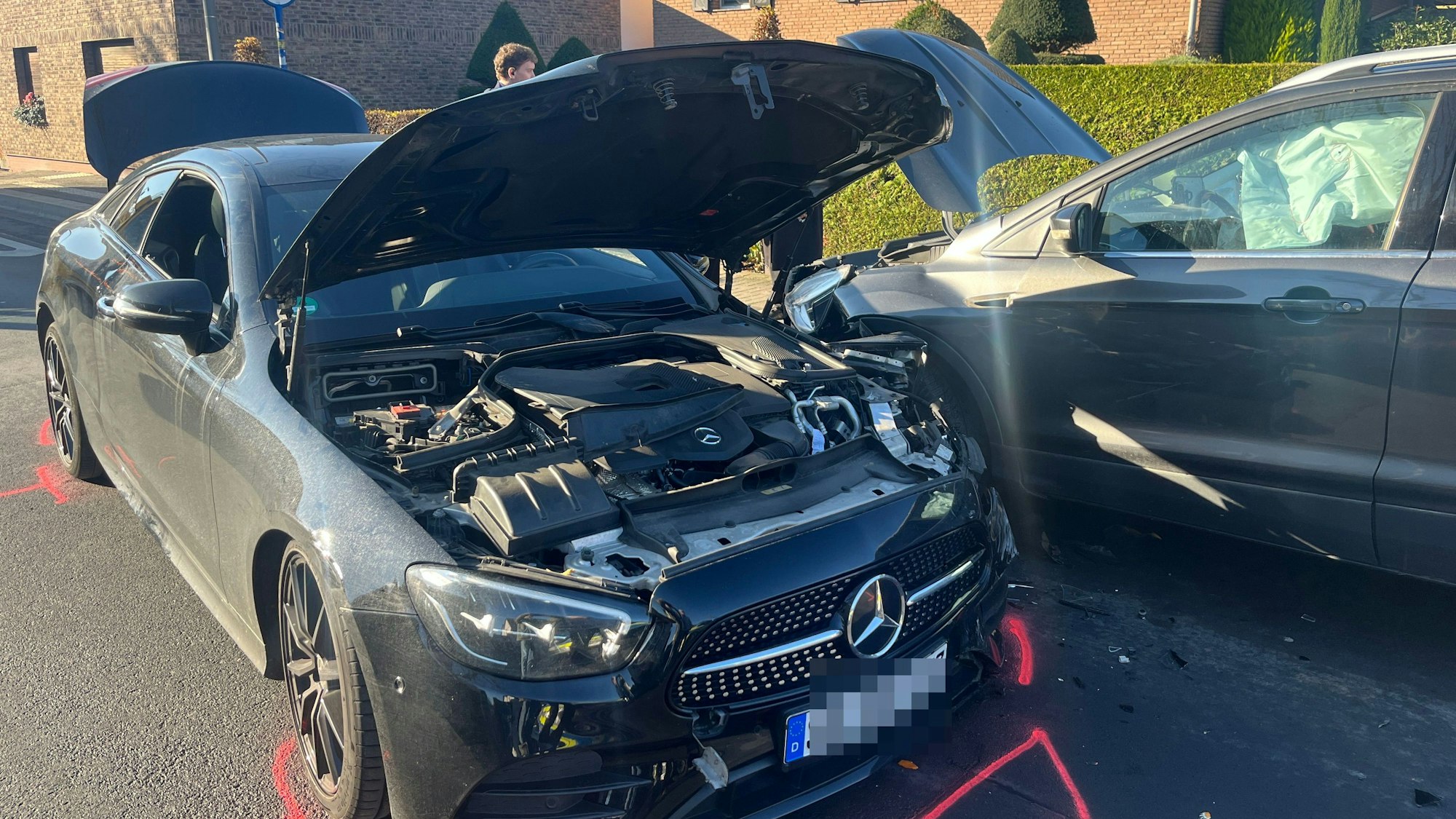 Auf der Oberstraße in Troisdorf-Bergheim sind zwei Autos frontal zusammengestoßen.