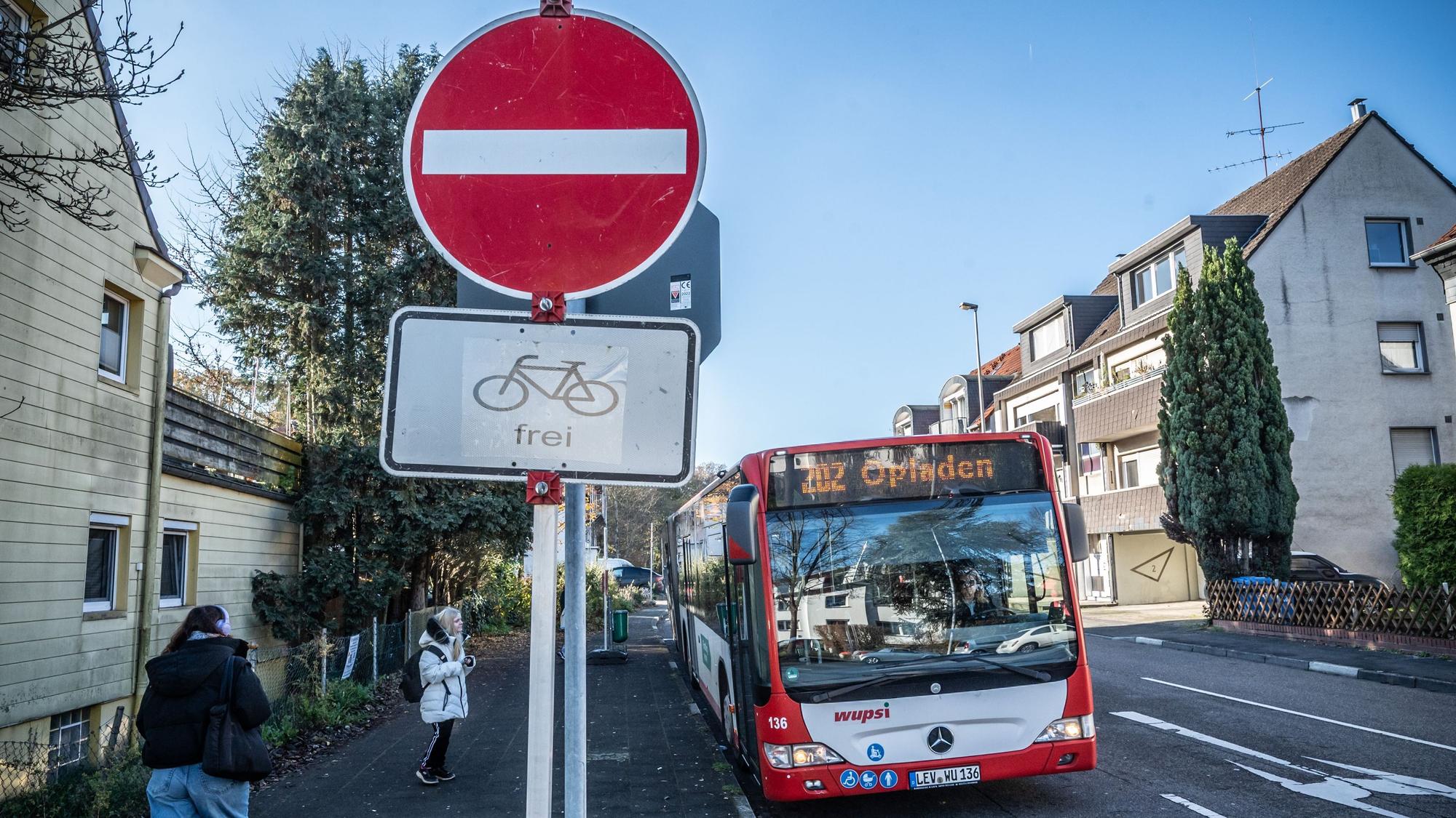 Ein Bus steht an einer Haltestelle.