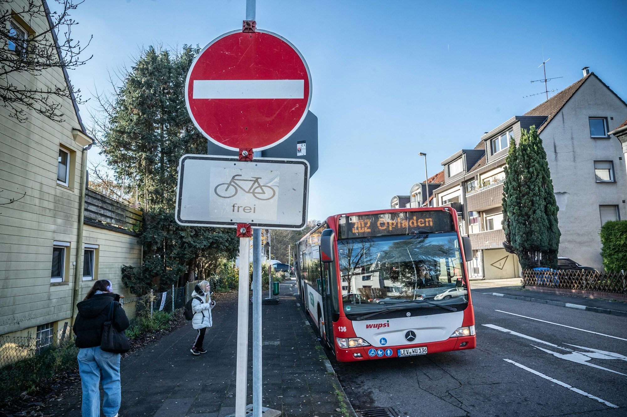 Bushaltestelle Endhaltestelle KVB Linie 4 Schlebusch, Ersatz-Bushaltestelle am Dünnwalder Grenzweg für die Buslinien 202, 205, SB26 und die 260 Bild: Ralf Krieger