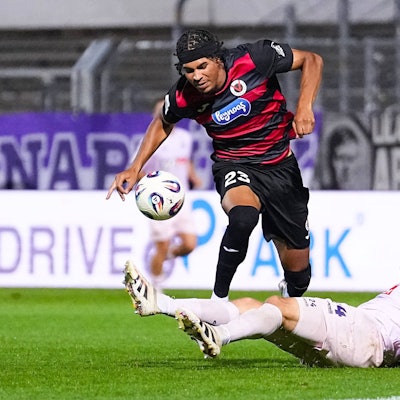 28.09.2025, xydrx, Fußball, 3.Liga, Viktoria Köln - VFL Osnabrück, Saison 2025 2026, Sportpark Höhenberg: Benjamin Zank Viktoria Köln 23 im Zweikampf gegen Jannik Mueller VFL Osnabrück 24 DFB regulations prohibit any use of photographs as image sequences and or quasi-video. Nordrhein-Westfahlen Deutschland *** 28 09 2025, xydrx, Football, 3 Liga, Viktoria Köln VFL Osnabrück, Saison 2025 2026, Sportpark Höhenberg Benjamin Zank Viktoria Köln 23 in duel against Jannik Mueller VFL Osnabrück 24 DFB regulations prohibit any use of photographs as image sequences and or quasi video Nordrhein Westfahlen Germany