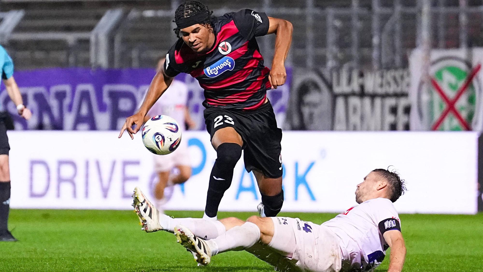 28.09.2025, xydrx, Fußball, 3.Liga, Viktoria Köln - VFL Osnabrück, Saison 2025 2026, Sportpark Höhenberg: Benjamin Zank Viktoria Köln 23 im Zweikampf gegen Jannik Mueller VFL Osnabrück 24 DFB regulations prohibit any use of photographs as image sequences and or quasi-video. Nordrhein-Westfahlen Deutschland *** 28 09 2025, xydrx, Football, 3 Liga, Viktoria Köln VFL Osnabrück, Saison 2025 2026, Sportpark Höhenberg Benjamin Zank Viktoria Köln 23 in duel against Jannik Mueller VFL Osnabrück 24 DFB regulations prohibit any use of photographs as image sequences and or quasi video Nordrhein Westfahlen Germany