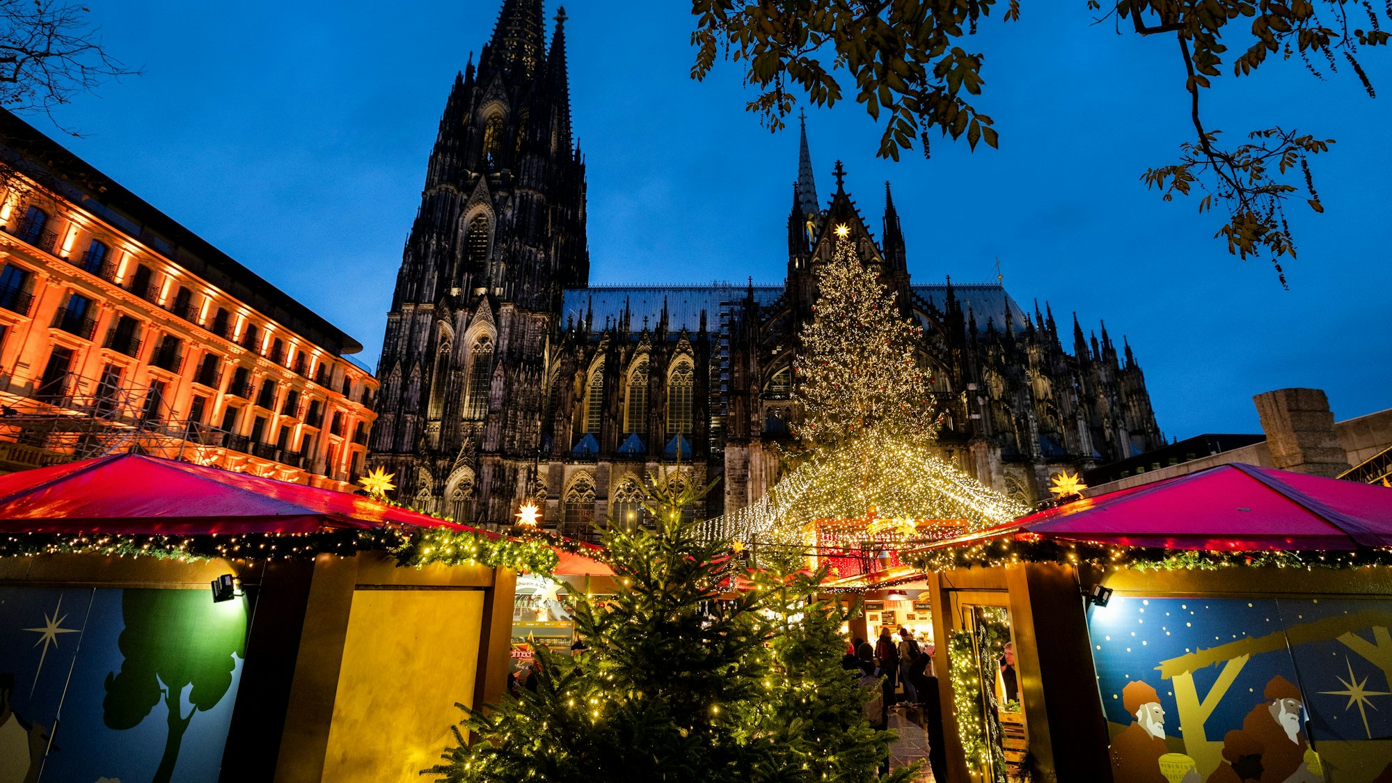 Budenzauber vor Dom-Kulisse – das kommt bei den Gästen gut an.