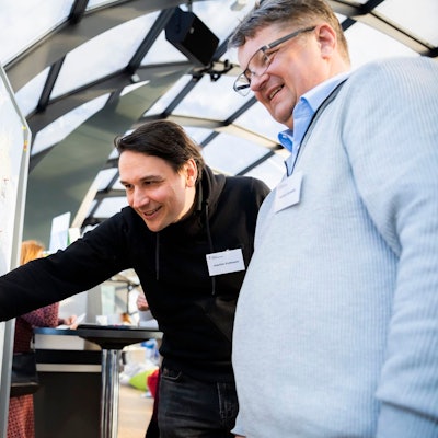 Das Foto zeigt zwei Männer, einer von ihnen zeigt auf einer Deutschlandkarte auf Oberberg