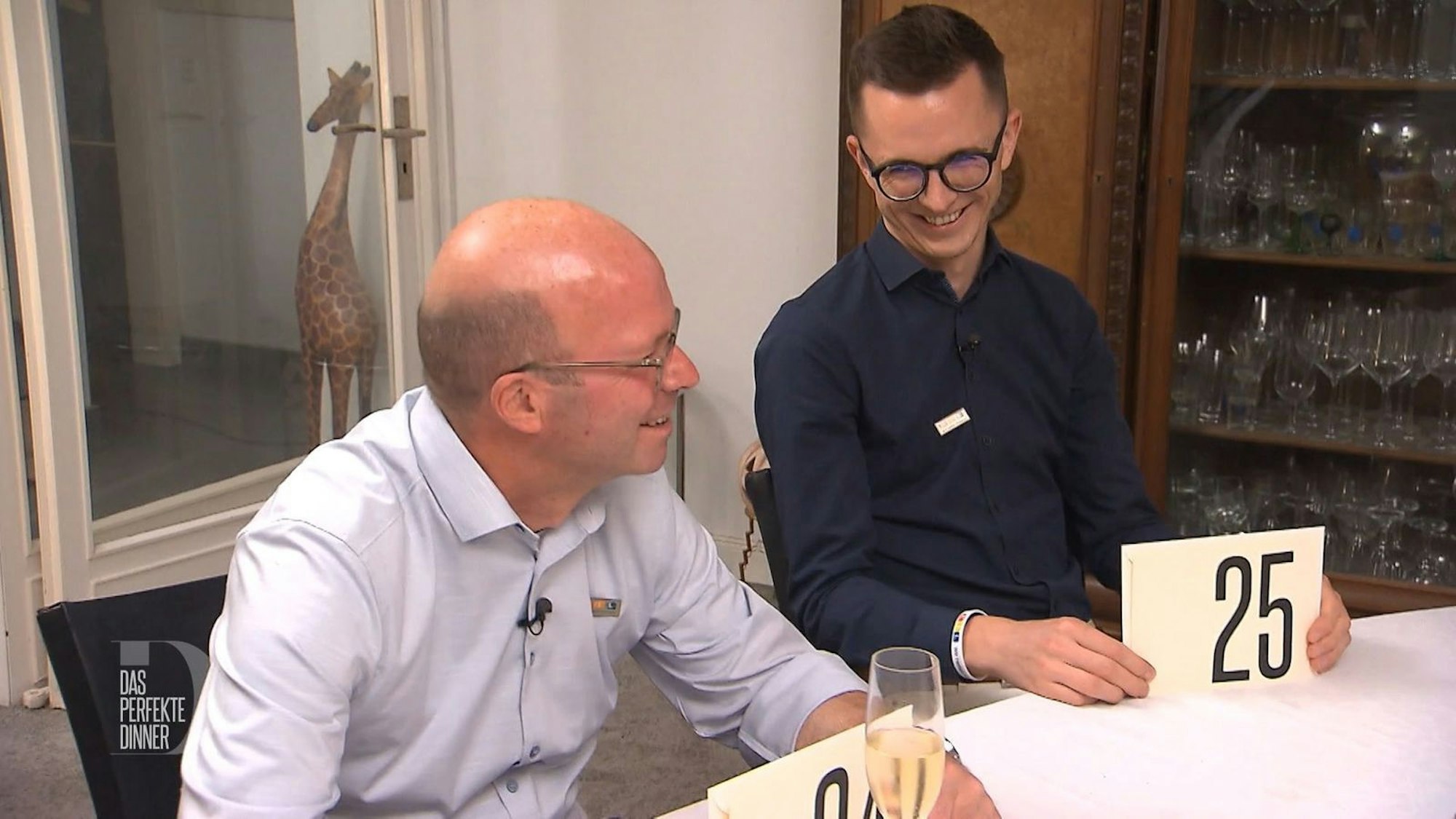 Mit 34 Punkten gewinnt Volker die Summe von 3.000 Euro, die er jetzt an „Wir helfen Kindern“ spenden kann.
(Bild: RTL)