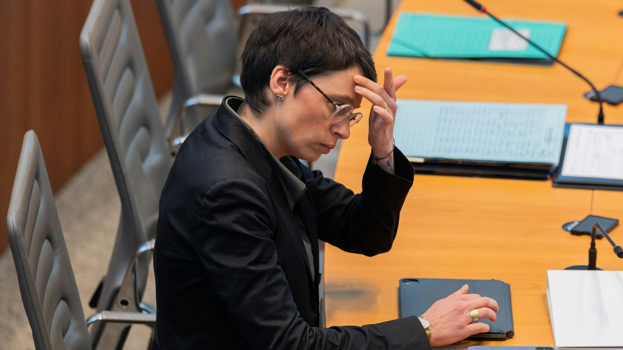 05.11.2025, Nordrhein-Westfalen, Düsseldorf: Josefine Paul (Bündnis 90/Die Grünen), Ministerin für Kinder, Jugend, Familie, Flucht und Integration in Nordrhein-Westfalen, sitzt im Plenum des Landtags vor Beginn einer Aktuellen Stunde zu Jugendkriminalität. Später soll noch eine Verfassungsschutz-Novelle verabschiedet werden. Foto: Rolf Vennenbernd/dpa +++ dpa-Bildfunk +++