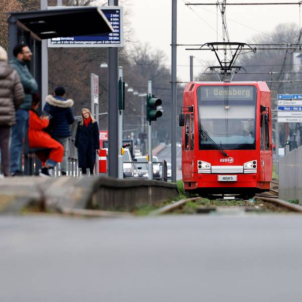 Im Bild eine KVB-Bahn der Linie 1 auf der Aachener Straße in Köln unterwegs zur Endstation Bensberg.