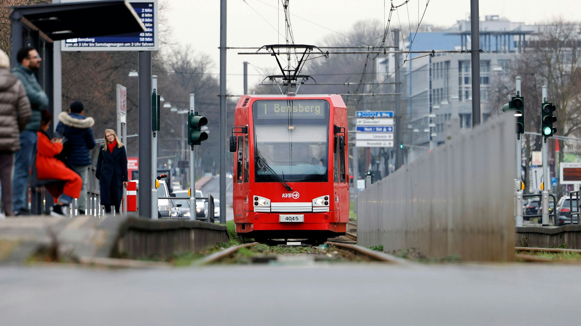 Im Bild eine KVB-Bahn der Linie 1 auf der Aachener Straße in Köln unterwegs zur Endstation Bensberg.
